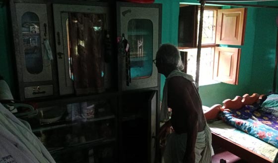 আশাশুনিতে অবঃ স্কুল শিক্ষককে বেঁধে রেখে দস্যুবৃত্তি