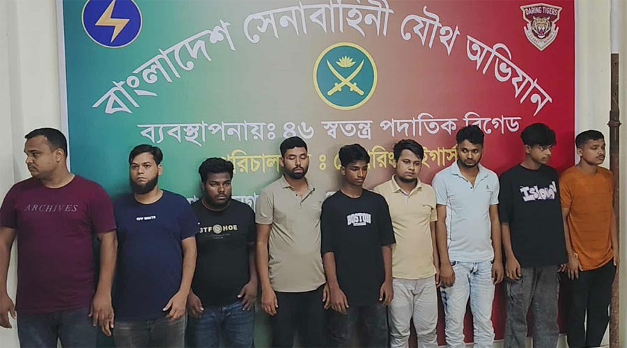 নিউ মার্কেটের তিন দোকান থেকে ১১০০ অস্ত্র উদ্ধার, নয়জন রিমান্ডে