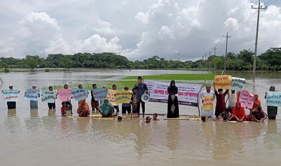 টেকসই বেড়িবাঁধের দাবীতে ভেলায় ভেসে সংবাদ সম্মেলন