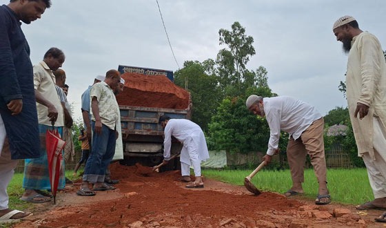 হাটহাজারীতে চলাচল অযোগ্য সড়ক, সিএনজি সমিতির উদ্যোগে সংস্কার