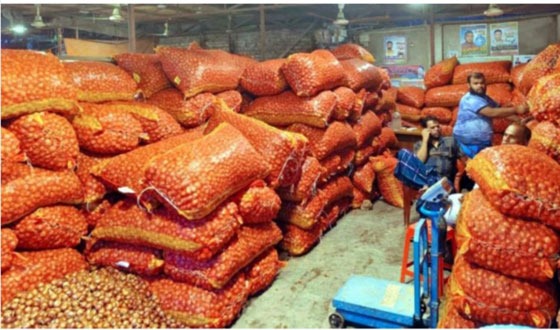 খুলনায় পেঁয়াজের দাম বাড়ানোর কৌশলে ঘুরপাক খাচ্ছে ক্রেতারা