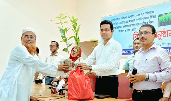 প্রিয়জনকে উপহার হিসেবে শিক্ষা উপকরণ ও গাছের চারা প্রদান করুন