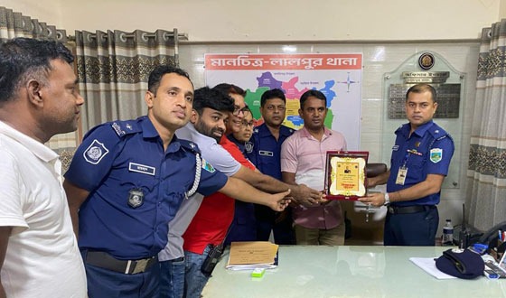 লালপুর থানার ওসি মমিনুজ্জামানকে বিদায় সম্বর্ধনা