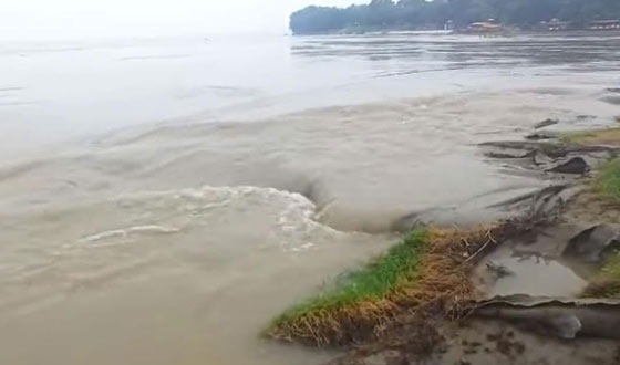 পদ্মা নদীর পানি বৃদ্ধিতে আতঙ্কিত এলাকাবাসী