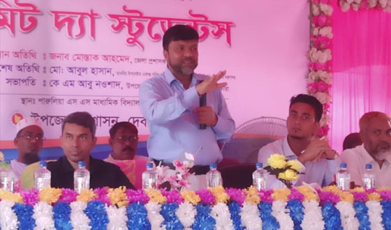 দেবহাটায় মিট দ্যা স্টুডেন্টস প্রোগ্রামে জেলা প্রশাসক মোস্তাক আহমেদ