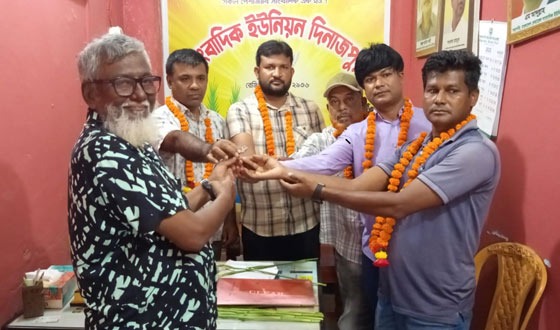 সাংবাদিক ইউনিয়ন দিনাজপুর এর নবনির্বাচিত কমিটির নিকট দায়িত্ব হস্তান্তর