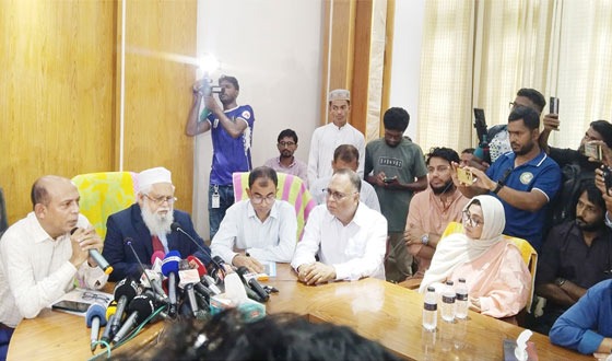 সরকারকে বেকাদায় ফেলে কেউ ফায়দা নিতে চায় কিনা তা ভাবতে হবে