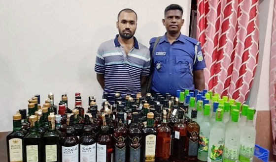 ভালুকায় বিদেশী মদ অস্ত্রসহ হত্যা মামলার আসামী গ্রেফতার