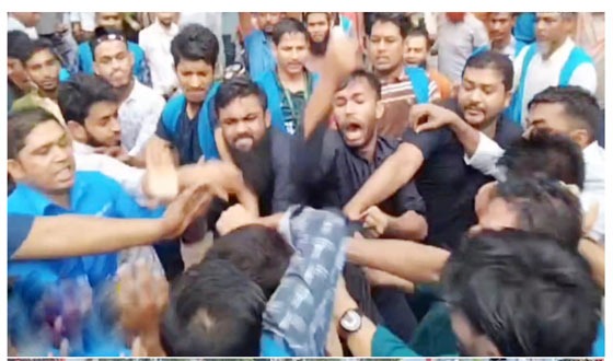 আন্দোলনরত ছাত্র-জনতার ওপর হামলা, স্বাস্থ্য উপদেষ্টার পদত্যাগের দাবি