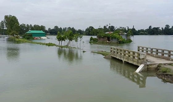 কুড়িগ্রামে দুধকুমার নদীর পানি বিপৎসীমার উপর দিয়ে প্রবাহিত হচ্ছে