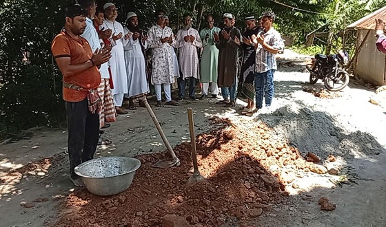 বেগম খালেদা জিয়ার জন্মদিন উপলক্ষে গ্রামের অবহেলিত রাস্তা সংস্কার