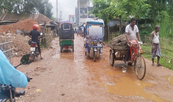 রাজারহাটে সড়ক ও জনপদ বিভাগের গাফিলতির কারণে চলাচলে চরম দুর্ভোগ