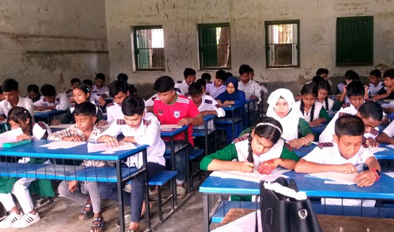 পাকুন্দিয়ায় ৩১ দফার উপর মেধাবৃত্তি পরীক্ষা দিল ৯ হাজার শিক্ষার্থী