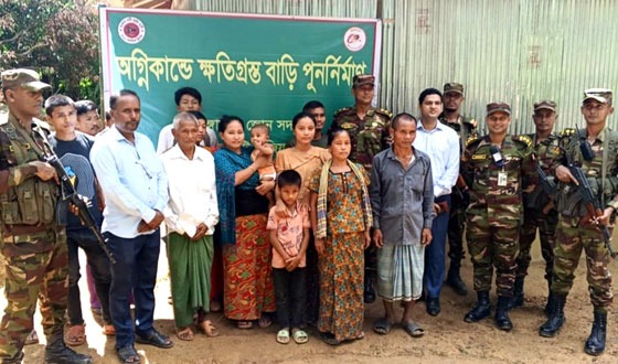 রাঙ্গামাটির আগুনে পুড়ে যাওয় দিন মজুরকে নতুন ঘর দিল সেনাবাহিনী