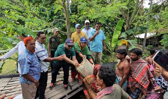 মান্দায় বেড়িবাঁধ ভেঙে পানিবন্দী ২০০ পরিবার