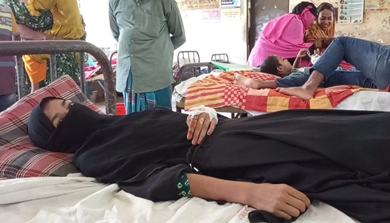 স্বামীর বাড়ী যেতে রাজি না হওয়ায় মেয়েসহ ছয়জনকে পিটিয়ে জখম