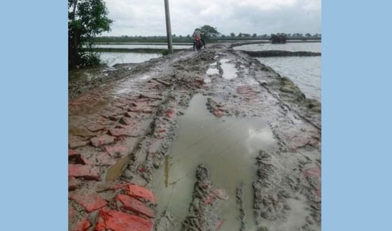 কয়রার বাগালী সড়কের বেহাল দশা, চলাচলে মানুষের সিমাহীন দুর্ভোগ