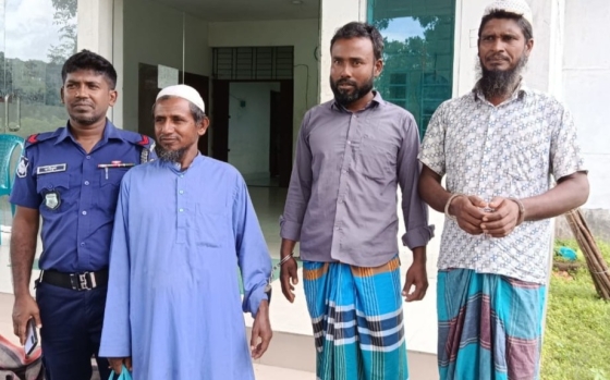 হিজলার মেঘনায় ৩ জেলে আটক