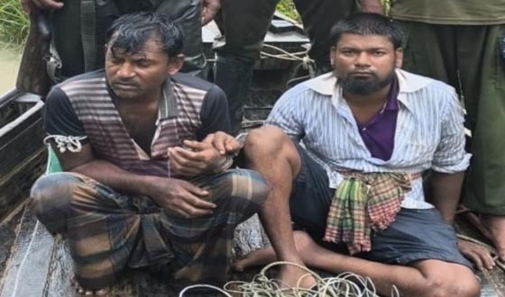 পূর্ব সুন্দরবনের ডিমেরচরে হরিণ শিকারের সময় দুই শিকারী আটক
