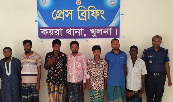 কয়রায় পুলিশের অভিযানে ৭ ওয়ারেন্টভুক্ত আসামি গ্রেপ্তার