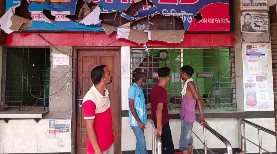 ময়মনসিংহে বাস কাউন্টার ভাঙচুর, ঢাকাসহ বিভিন্ন রুটে বাস চলাচল বন্ধ