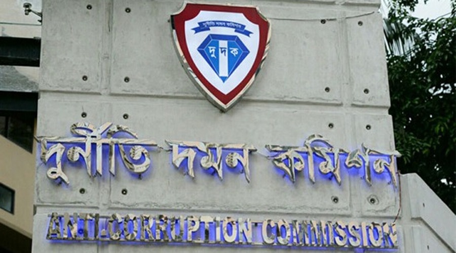 এবার দুদকের ২ উপপরিচালক বরখাস্ত