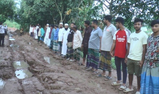 ৫ বছরেও হয়নি সড়ক মেরামত, এলাকাবাসীর উদ্যোগে সংস্কার