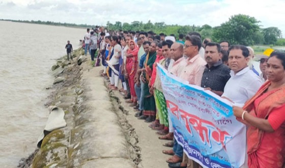 খুলনার ওয়াপদা ভেড়িবাঁধ ভাঙনে গ্রামের মানুষ আতংকে