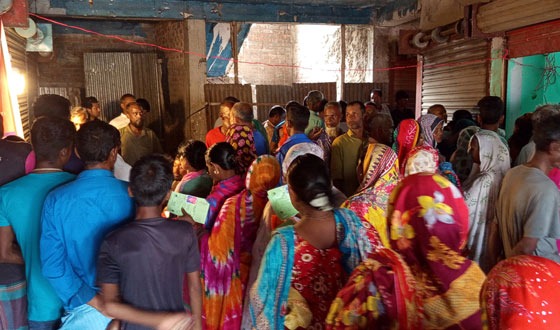 বিরলে অভিযুক্ত তথ্য গোপনকারী খাদ্যবান্ধব ডিলার কর্তৃক চাল বিতরণ সম্পন্ন