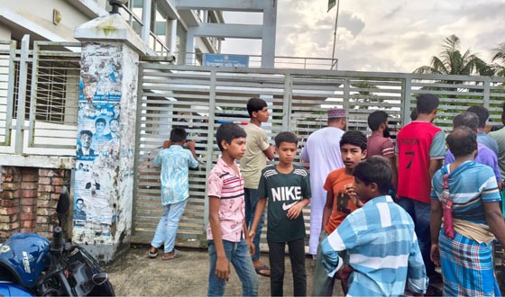 ইন্দুরকানীতে অবৈধভাবে বালু উত্তোলনে ড্রেজার সহ আটক ৬