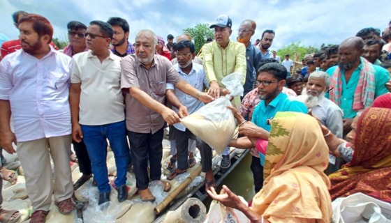 দৌলতপুরে বন্যার্তদের মাঝে ত্রাণ সামগ্রী বিতরণ
