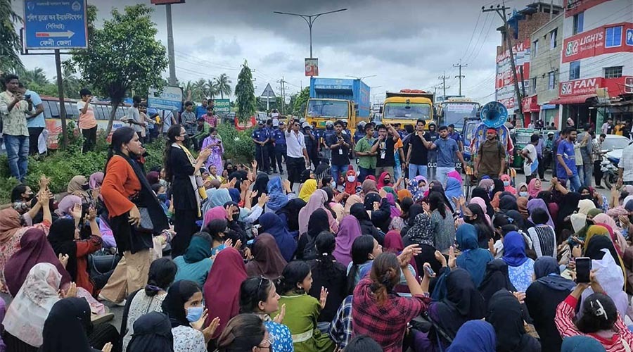 মহাসড়ক অবরোধের পর প্রশাসনের সঙ্গে আলোচনায় ফেনী ইউনিভার্সিটির শিক্ষার্থী