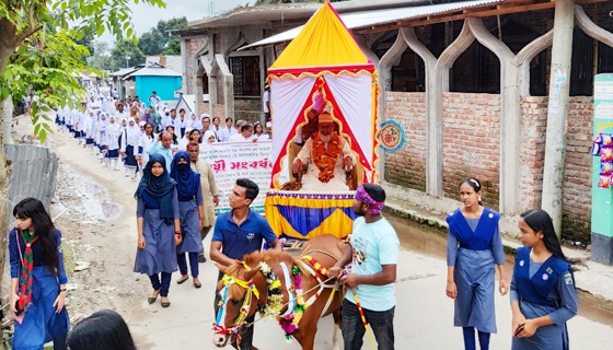 ফুলবাড়ীতে স্কুল শিক্ষককে রাজকীয় বিদায় সংবর্ধনা