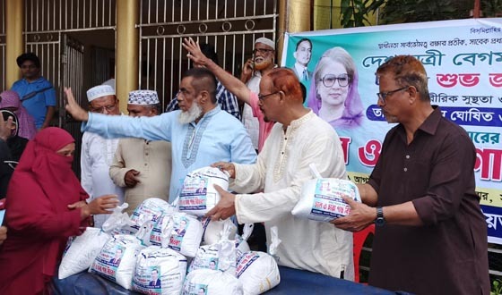 খালেদা জিয়ার জন্মদিন উপলক্ষে পিরোজপুরে দুস্থ্যদের মাঝে চাল ও চারা গাছ বিতরণ