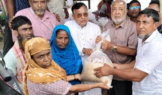 রামকৃষ্ণপুর ইউনিয়নে বন্যার্তদের মাঝে বিএনপির ত্রাণ সামগ্রী বিতরণ