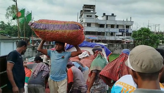একদিনেই হিলি স্থলবন্দর দিয়ে এলো ২৩৯ মেট্রিক টন কাঁচা মরিচ
