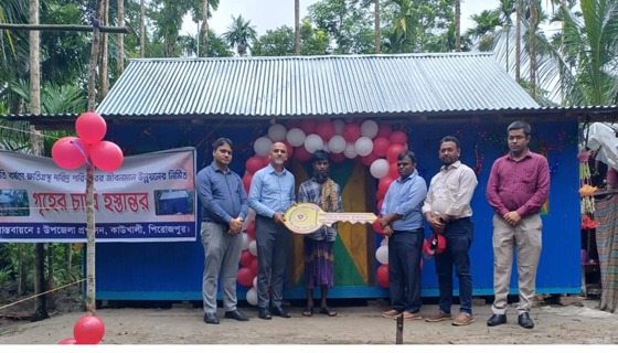 কাউখালীতে নতুন ঘর পেলেন দিনমজুর ওমর ফারুক