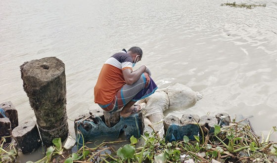 খুলনায় নদী থেকে যুবকের বস্তাবন্দি লাশ উদ্ধার