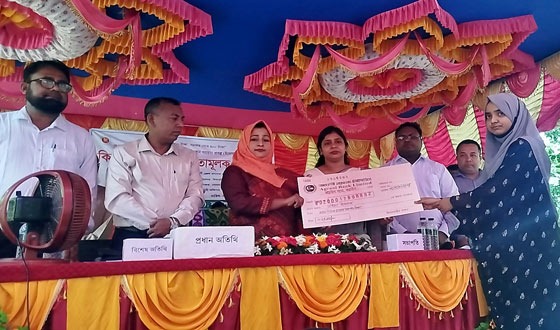 নড়াইলে কিশোরী শিক্ষার্থীদের সঞ্চয়কৃত চেক ও শিক্ষা উপকরণ বিতরণ