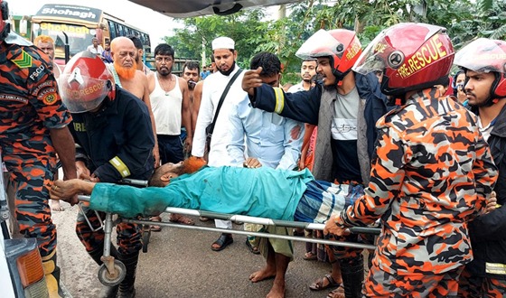 উল্টোপথে ট্রাক ধাক্কা দিল সিএনজিকে, প্রাণ গেল দু’জনের
