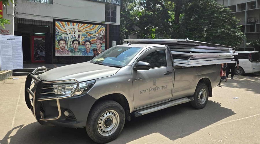 ডাকসু নির্বাচন: আচরণবিধি লঙ্ঘনে ক্যাম্পাস থেকে ব্যানার-ফেস্টুন অপসারণ