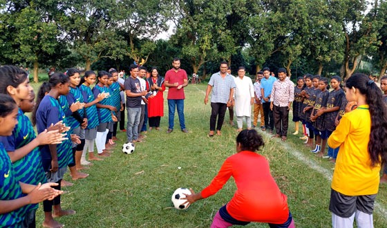 বীরগঞ্জে প্রমিলা প্রীতি ফুটবল টুর্ণামেন্ট অনুষ্ঠিত