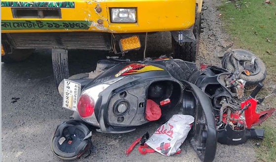 নাচোলে ট্রাক চাপায় ২ মটরসাইকেল আরোহী আহত