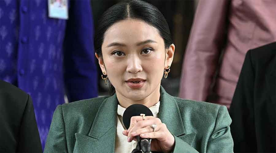 বিতর্কিত ফোনালাপেই পদচ্যুত থাই প্রধানমন্ত্রী পেটংটার্ন