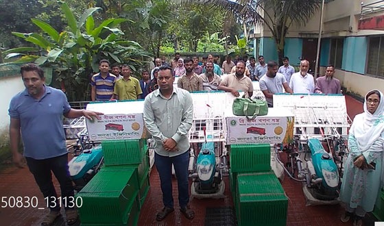 তেঁতুলিয়ায় কৃষক সমিতির মাঝে বীজ বপন যন্ত্র বিতরণ