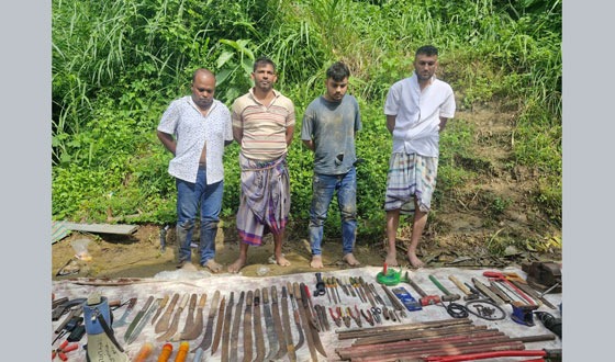 খাগড়াছড়ির সিন্দুকছড়িতে অস্ত্র ও গুলিসহ আটক ৪