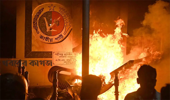 রাজশাহীতে জাতীয় পার্টির অফিস ভাঙচুরের পর সাইনবোর্ড খুলে আগুন