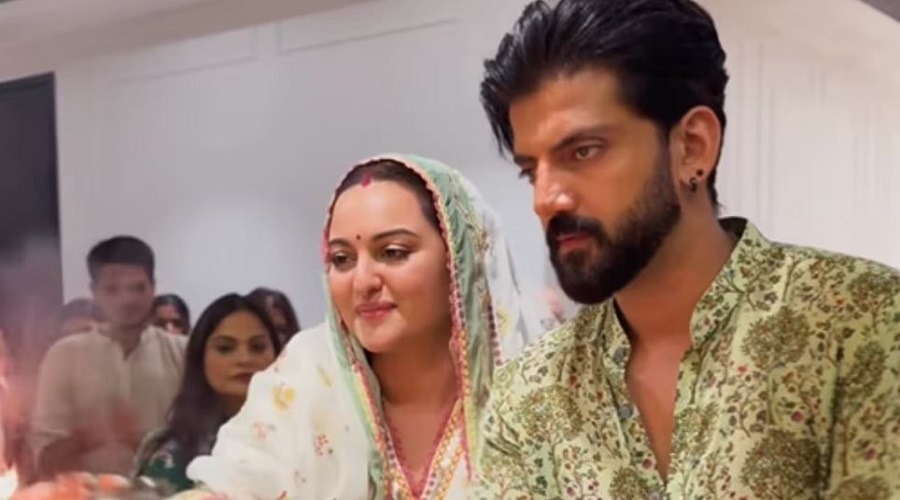 পূজা দিয়ে তোপের মুখে পড়লেন জাহির ইকবাল