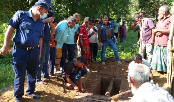 ৮ বছরের শিশুর লাশ কবর থেকে উত্তোলন