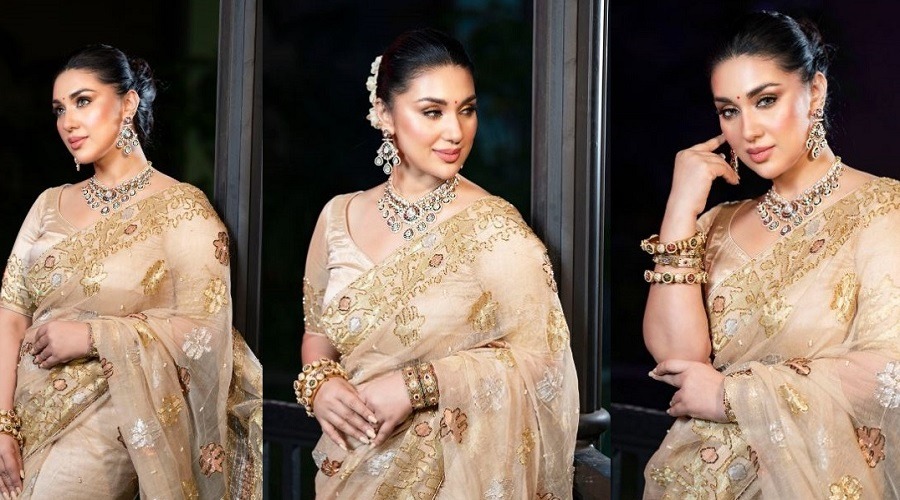 সোনালি শাড়িতে নজর কাড়লেন অপু বিশ্বাস